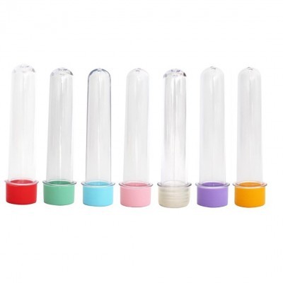 Sete tubos plásticos transparentes com tampas coloridas em linha