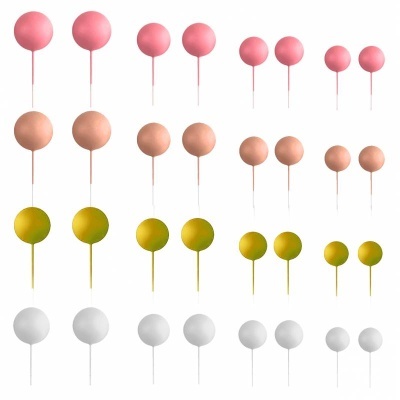 Bolas coloridas penduradas organizadas por cor e tamanho numa parede branca