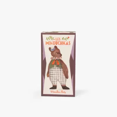 Caixa com ilustração de urso vestido e texto LES MINOUCHKAS