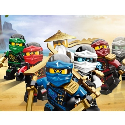 Seis figuras LEGO ninjas coloridas com armas em praia e montanhas ao fundo