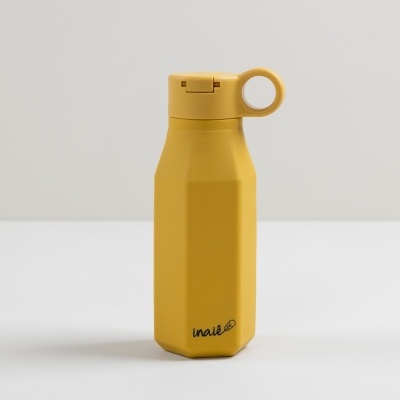 Garrafa térmica amarela com tampa e logótipo 'inale' em fundo cinza e branco