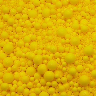 Bolinhas amarelas de poliestireno de vários tamanhos com textura espumosa