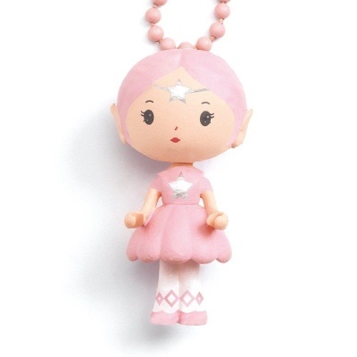 Boneca pendente cor-de-rosa com estrelas prateadas e padrão de diamantes