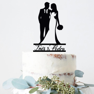 Topo de bolo de casamento com silhueta de casal e nomes 'Inês & Pedro'