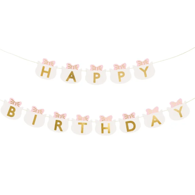 Decoração pendurada com letras douradas e laços cor-de-rosa para festa de aniversário