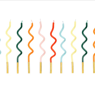 Velas de festa espiral coloridas com base dourada alinhadas