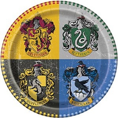 Prato de papel com brasões das casas de Hogwarts em quatro quadrantes coloridos