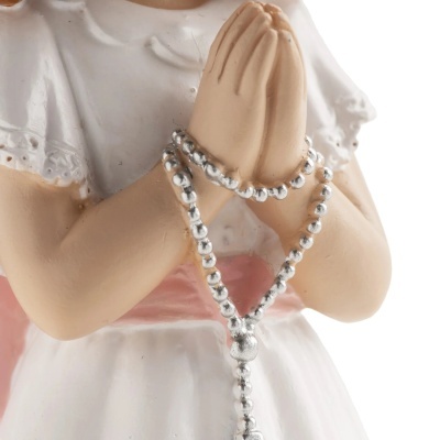 Estatueta de figura em oração com vestido branco e terço prateado.