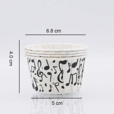 Forminhas de papel para cupcakes com padrão de notas musicais preto e branco
