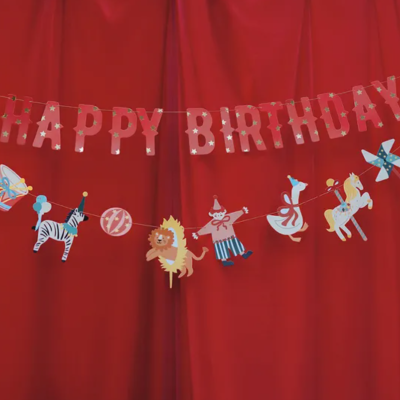 Guirlanda decorativa de aniversário com letras HAPPY BIRTHDAY e figuras de animais coloridos