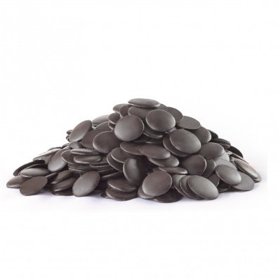 Gotas de chocolate castanho escuro brilhantes empilhadas sobre fundo branco