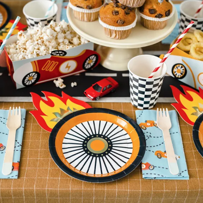 Mesa decorada festa corrida pratos com roda laranja chamas talheres plástico branco mini carros pipocas muffins alimentos