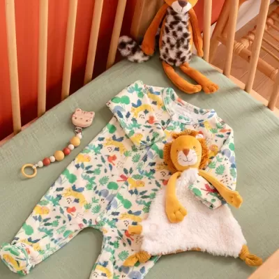 Macacão de bebé com padrão de animais e brinquedo de peluche leão