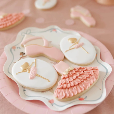 Biscoitos decorados com tema de ballet em prato num fundo rosa