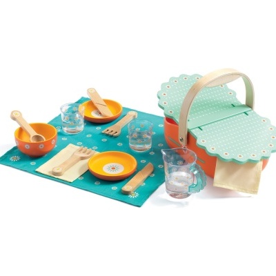 Conjunto de piquenique infantil colorido com cesta, pratos, talheres, copos e toalha de mesa