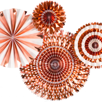 Decorações em papel tipo leque em tons castanho, branco e rose gold com padrões variados.