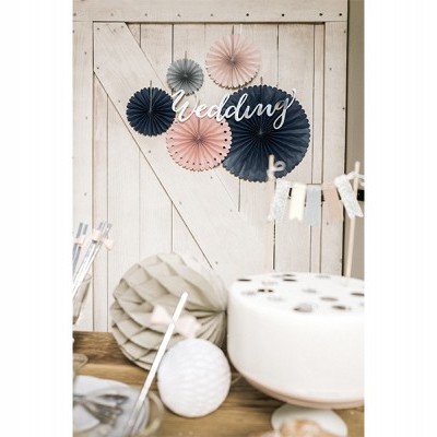 Decoração de papel dobrado colorida na parede com texto Wedding e objetos decorativos em madeira clara