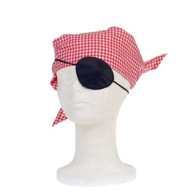 Bandana xadrez vermelho e branco com tapa-olho preto num manequim branco