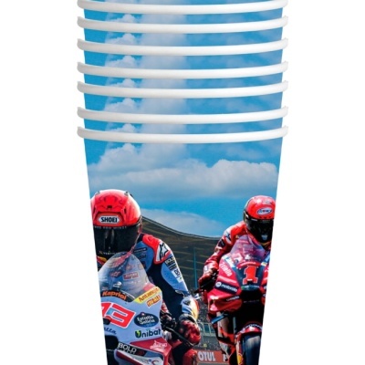 Copos de plástico com imagem de motociclistas em corrida e céu azul