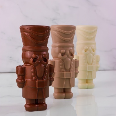 Figuras de soldado de chocolate em três cores diferentes