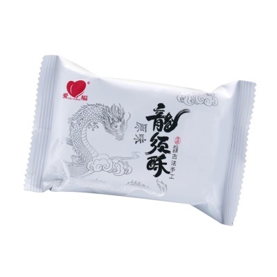 Pacote branco com dragão e texto em chinês