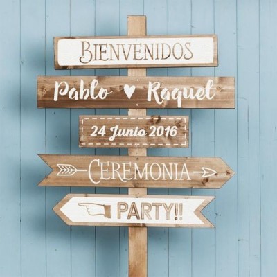 Sinal de madeira com mensagens de boas-vindas e indicações de cerimônia e festa