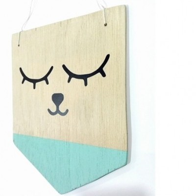 Painel decorativo de madeira com rosto de animal e corda para pendurar