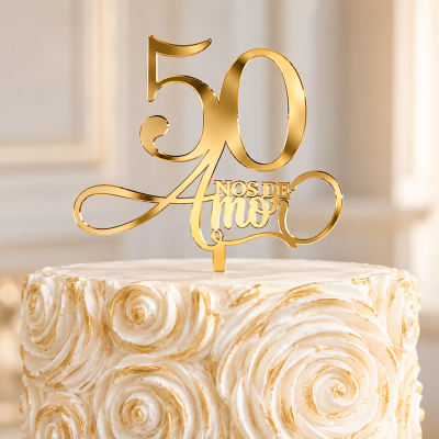 Bolo decorado branco com detalhes dourados e topo dourado com texto 50 NOS DE Amor