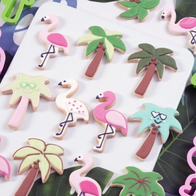 Bolachas decorativas em forma de flamingos e palmeiras com glacê colorido