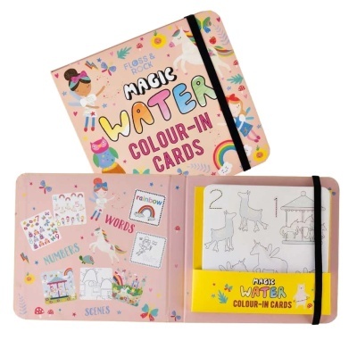 Conjunto Magic Water Colour-In Cards com capa rosa e desenhos coloridos e cartões para colorir com elástico preto.