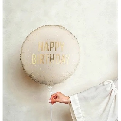 Balão dourado com texto HAPPY BIRTHDAY segurado por mão com manga branca