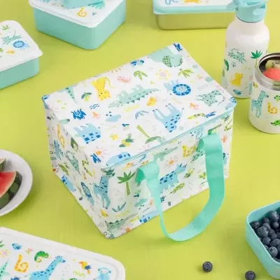 Conjunto de produtos para refeições com tema de animais em fundo verde