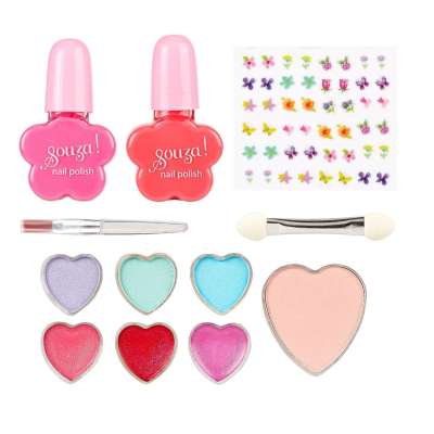 Kit de cosméticos com vernizes, sombras em forma de coração e autocolantes florais