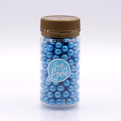 Frasco com bolinhas azuis e etiqueta 'Just add Love'