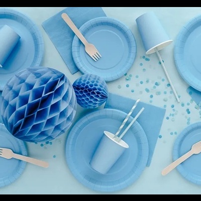 Conjunto azul de pratos, copos, guardanapos, talheres de madeira e adornos de papel esféricos para festa