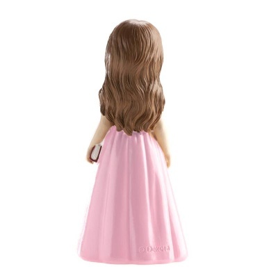 Boneca de vestido rosa e cabelo castanho vista de trás