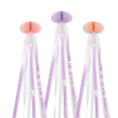 Três decorações de papel em forma de medusas coloridas com fitas pendentes em fundo branco