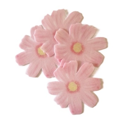 Flores cor-de-rosa de tecido felpudo com centro amarelo sobre fundo branco.