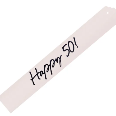 Faixa cor-de-rosa clara com texto Happy 50! em tinta preta sobre fundo branco