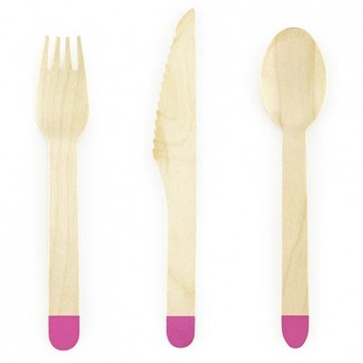 Talheres de madeira com pontas cor-de-rosa