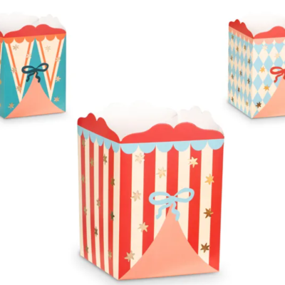 Caixas de papelão coloridas com padrão de riscas e losangos, decoradas com laços e estrelas douradas