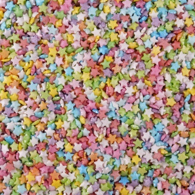 Confeites coloridos em forma de estrelas