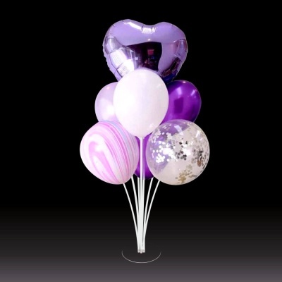 Conjunto de balões decorativos em roxo, branco e padrão marmoreado sobre fundo preto