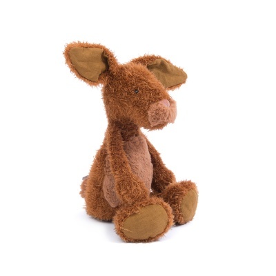 Urso de peluche castanho sentado em fundo branco