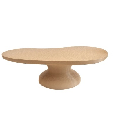 Mesa baixa de madeira clara com forma oval e base arredondada, textura lisa e cor bege clara