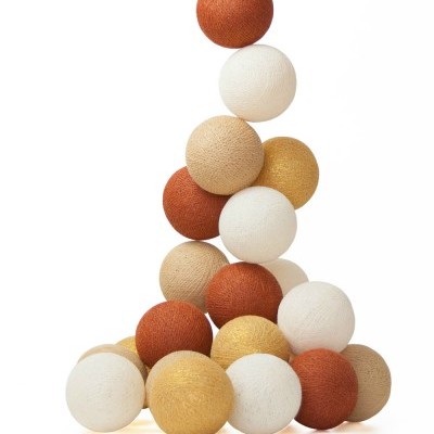 Bolas decorativas empilhadas em tons neutros e dourado