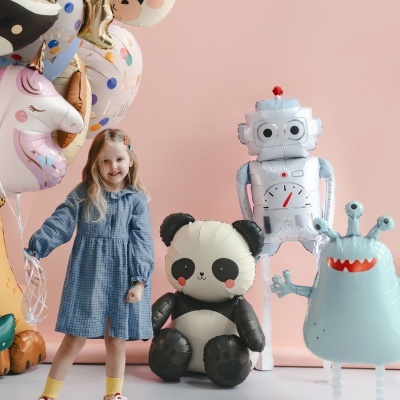 Bexigas divertidas de aniversário com diferentes formas e cores num fundo rosa