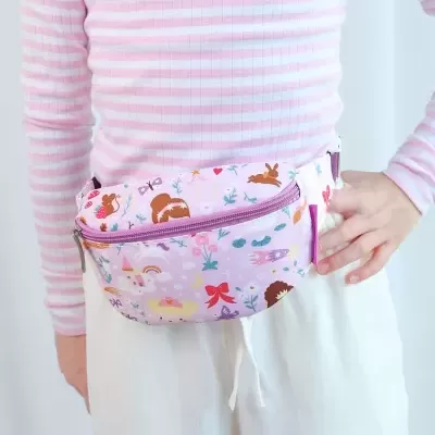 Cinto bag de tecido rosa com padrão de coelhos e flores coloridas