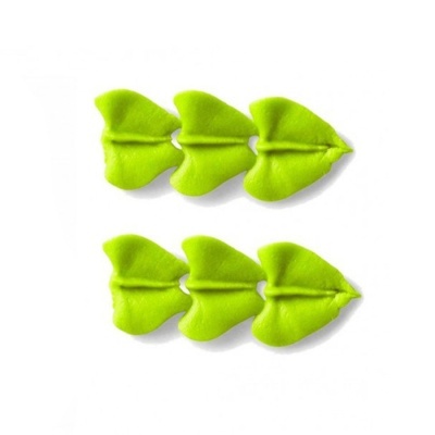 Seis acessórios verdes em tecido, formato triangular, sobre fundo branco
