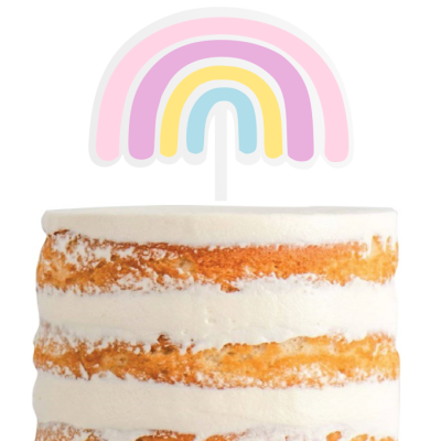 Bolo de camadas branco com suporte de bolo de arco-íris colorido no topo.